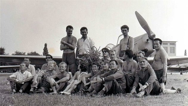 Fotografie z 1. MS v leteck akrobacii konanho v Bratislav v roce 1960. Uprosted stoj s odnou horn st tla Ladislav Bezk