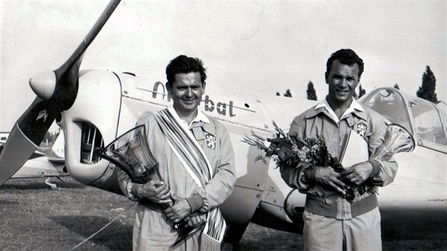 Fotografie z 1. MS v letecké akrobacii konaného v Bratislavě v roce 1960. Vlevo stojí Ladislav Bezák (1. místo), vpravo Jiří Bláha (2. místo).