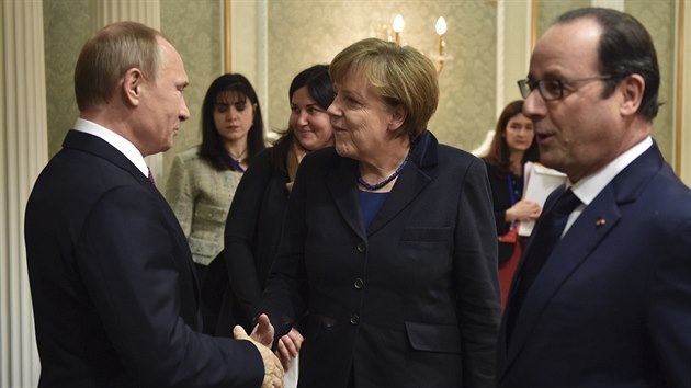 Vladimir Putin, François Hollande, Angela Merkelová na krátké schůzce před zahájením summitu (11. února)