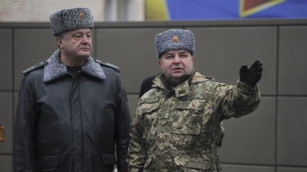Petro Poroenko (vlevo) v sobotu prohlsil, e pokud sele dojednan pm z Minsku, vyhls vlen stav na cel Ukrajin (14. nora)