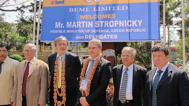 Ministr obrany Martin Stropnick a f Tatry Petr Rusek (s vncem po levici ministra) po uvtn v podniku BEML, kter vyrb Tatry v Indii.