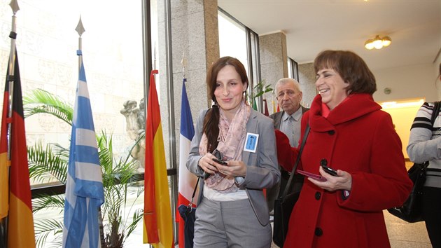 Eva Michaláková (vlevo) přichází do Sněmovny s poslankyní Jitkou Chalánkovou a dědečkem dětí Michalákové Jiřím Pavelkou (10. února 2015)
