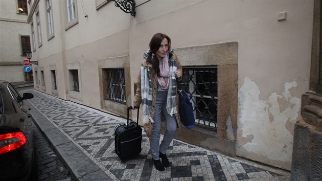 Eva Michaláková přichází do Sněmovny (10. února 2015)