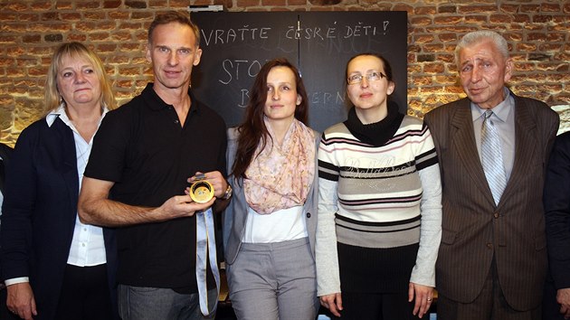 Eva Michalkov s rodinou a norskou prvnikou Venil Thiisovou spolu s Dominikem Hakem, kter j chce pomoci zlatou medail z Nagana (10. nora 2015).