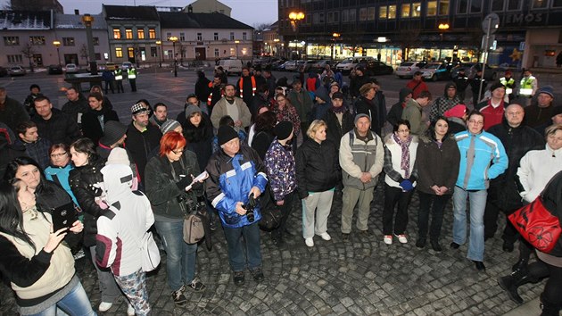 Do protestu v centru Perova se zapojilo zhruba 80 lid. Nesouhlas se zpsobem vyetovn tragdie, pi kter v lednu zemel 23let mu (11. nora 205).