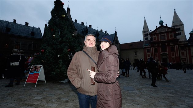 Kancl Vratislav Myn a modertorka Alexandra Noskov pi rozsvcovn hradnho stromku (30. listopadu 2014).