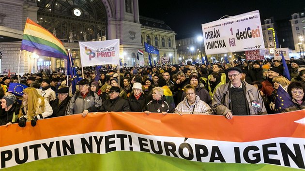 Na protesty dorazilo nkolik set lid. V ele prvodu nesli transparent s npisem Putin ne! Evropa ano! (16. nora 2015)