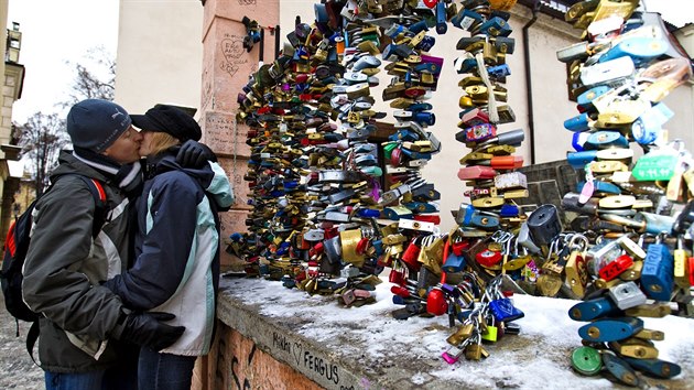 Zamilovaní ví své zámky i v Praze na Kamp.