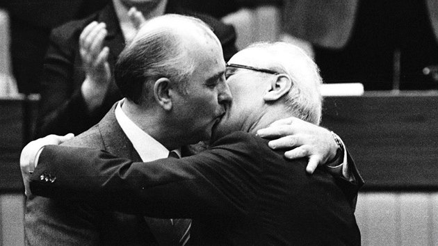 Michail Gorba�ov v dubnu 1986, kdy� Erichu Honeckerovi ve�ejn� blahop�ál ke...