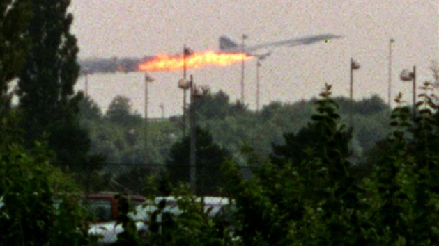 Flames come out of the Air France Concorde seconds before it crashed
in Gonesse near Paris Roissy airport in this July 25, 2000 file photo.
All one hundred passengers and nine crew members on board the flight
died. On the ground, four people were killed and one critically
injured.  REUTERS/