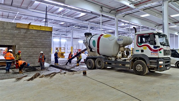Stavba logistického centra Amazon u středočeské Dobrovíze (16. února 2015)