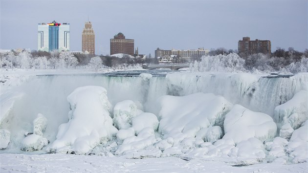 Zamrzl Niagarsk vodopdy na kanadsk stran, kter je vce turisticky navtvovan. Tady toti le vt st vodopdu zvanho Podkova (Horseshoe Falls) a nvtvnkm jsou k dispozici i dv vyhldkov ve - Skylon Tower a Minolta Tower.