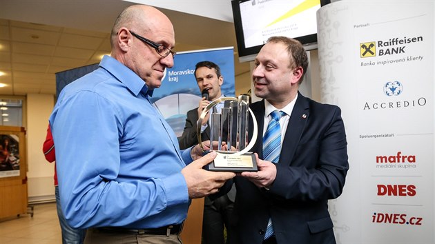 Nmstek hejtmana Daniel Havlk (vpravo) pedv ocenn Podnikateli roku Gevorgu Avetisyanovi. (11. nora 2015)