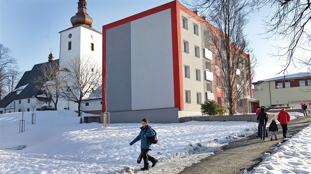 Po domu .39 na ulici 6. kvtna ve Frentt pod Radhotm nic nezstalo. Jen ternn prava a tyi stromy. Ti symbolizuj mrtv dti, dal zbvajc obti.