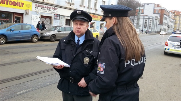 Policisté po kontrole bazaru v Michli.