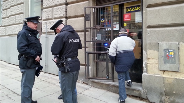 Policisté ped bazarem v Nuslích.