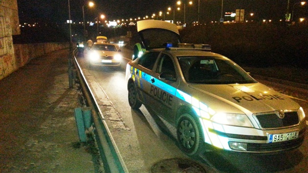 Policejní kontrola na nájezdu na Barrandovský most.
