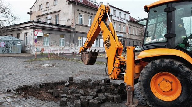 Píprava prostoru na nádraí Bubny pro osazení monumentálního sochaského díla...