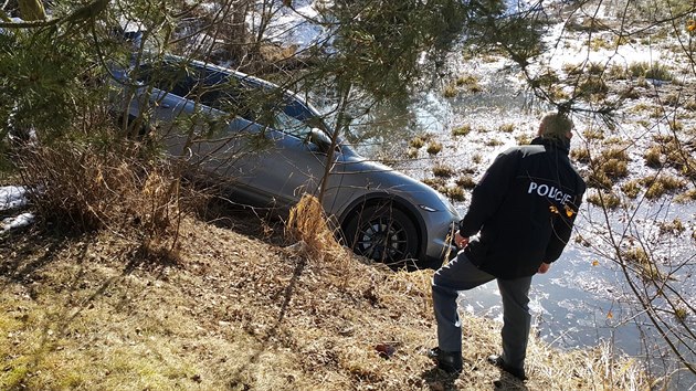 Porsche Cayenne S sjelo do rybnku pobl doln stanice lanovky ve Skiarelu Lipno.