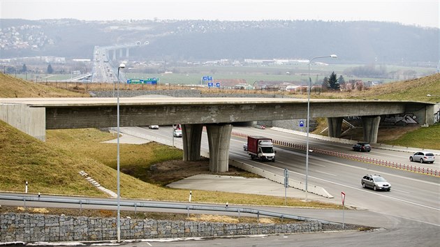 Nedokončený most v Komořanech, kterým se má Praha 12 napojit přes dva kilometry dlouhým přivaděčem na Pražský okruh.