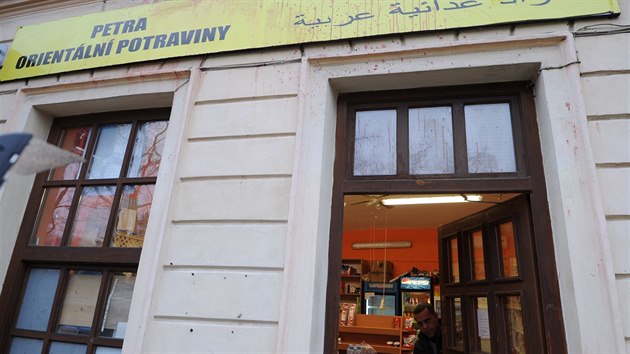 Na teplick obchod s arabskm zbom zatoil vandal (14. nora 2015).
