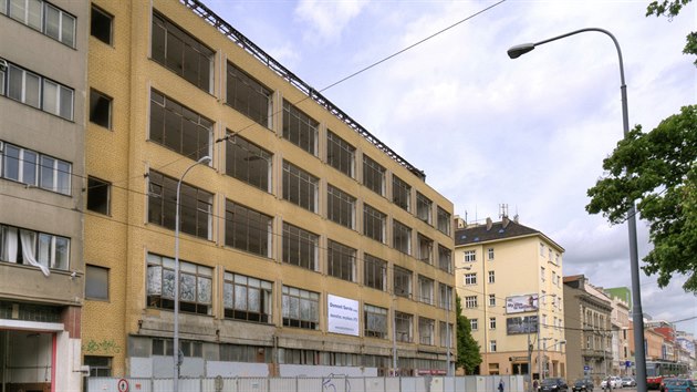 Zchátralou budovu bývalé obuvnické továrny Snaha na rohu Lidické a Burešovy zbourali v srpnu 2013.