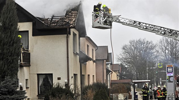 Hasiči likvidují požár rodinného domu, k němuž došlo ve čtvrtek dopoledne v jihlavské čtvrti Bedřichov.