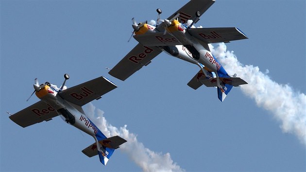 V Bengalru na jihu Indie se bhem leteck show Aero India ve vzduchu kdly stetla dv letadla ZLIN 50LX eskho akrobatickho tmu Flying Bulls.