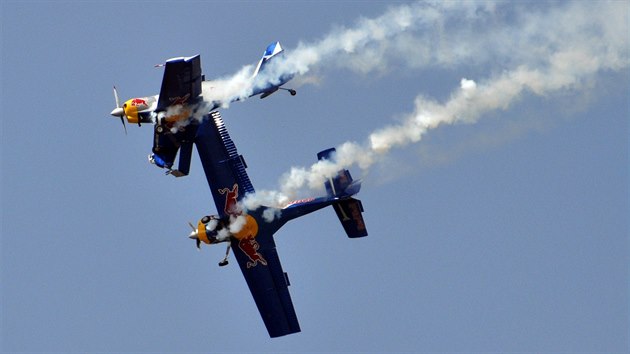 Stet dvou eskch leteckch akrobat v Bengalru na jihu Indie bhem leteck show Aero India.