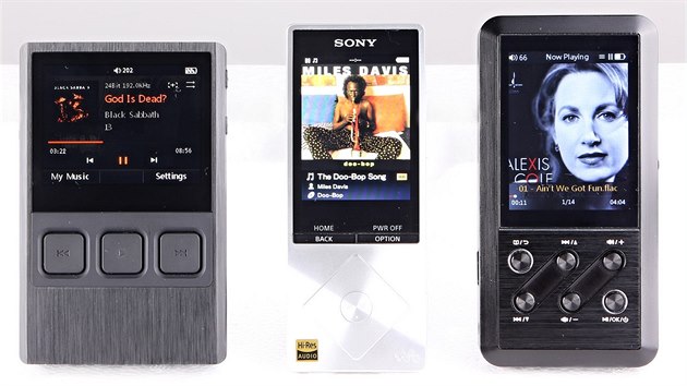 Z leva: iBasso DX50, Sony HWZ-A15 a Fiio X3.