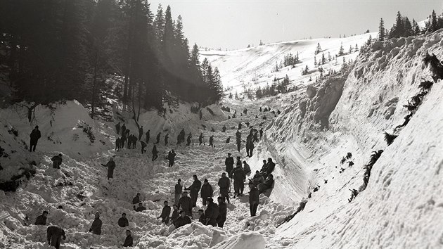 Záchranná akce v oblasti Bialy Jar na polské straně Krkonoš, kde lavina v 1968 zabila několik lyžařů. Mezi záchranáři byl i Valerian Spusta.