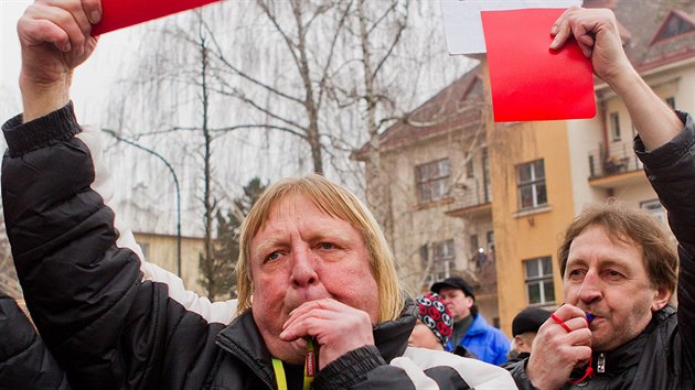 Kromě řady příznivců přivítalo Miloše Zemana v Dobrušce i několik lidí s červenými kartami a píšťalkami (18.2.2015).