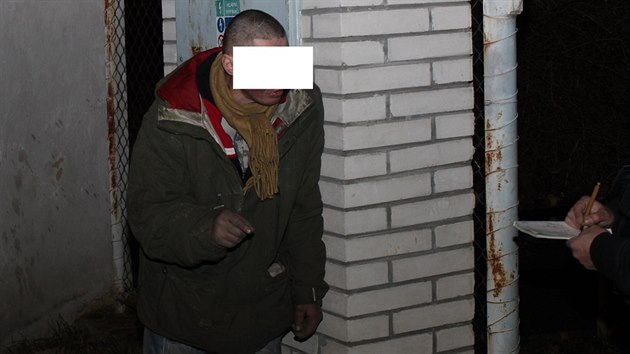 Tboit bezdomovc pod nemocnic v Plzni na Borech v pondl veer shoelo.