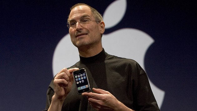 Steve Jobs poprvé veejnosti ukazuje Apple iPhone. (Mac World 2007)