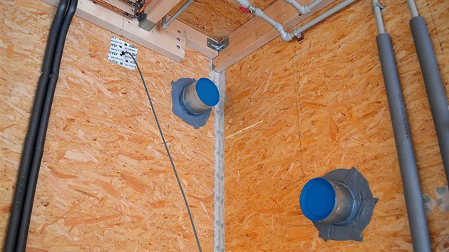 Hlavní přívod a odvod vzduchu v domě (mezi venkovním prostředím a vzduchotechnickou jednotkou) je nutné po celou dobu výstavby chránit proti nečistotám (modrá víčka). Podstatné je také vzduchotěsné a parotěsné utěsnění potrubí, které vede ke vzduchotěsné vrstvě v obvodové konstrukci. Nízké tlakové ztráty (a tudíž úsporný provoz VZT jednotky) zajistí pevné spiro potrubí.