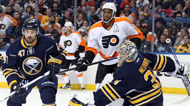 Brank Michal  Neuvirth z Buffala  a jeho spoluhr Zach Bogosian sleduj spolen s Waynem Simmondsem z Philadelphie puk.