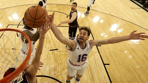 Pau Gasol (vpravo) z Vchodn konference to na ko Zpadu.