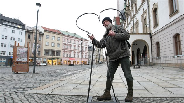 Olomouck vtvarnk a umleck kov Milan Polin vyrobil k oslav svtku svatho Valentna srdce, kter nyn bude na tden stt na Hornm nmst a zamilovan na nj mohou dt takzvan zmky lsky.