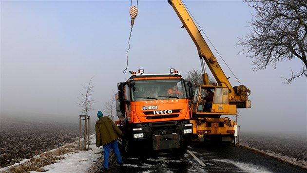 Na kluzk silnici na Prostjovsku havarovalo nkolik aut a to dokonce vetn sypae silni. Na msto musel bt proto povoln vyproovac jeb.