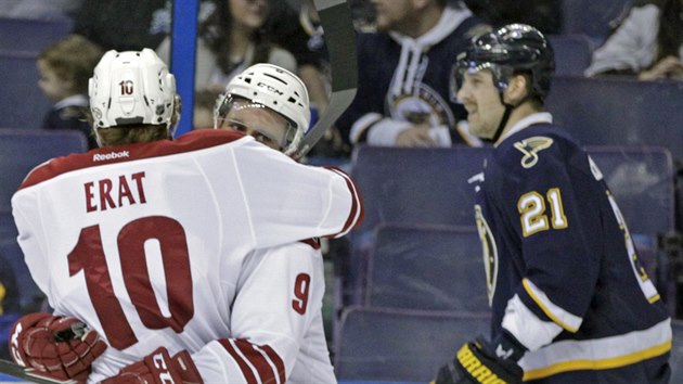 Martin Erat a Sam Gagner oslavuj trefu Arizony v utkn se St. Louis.