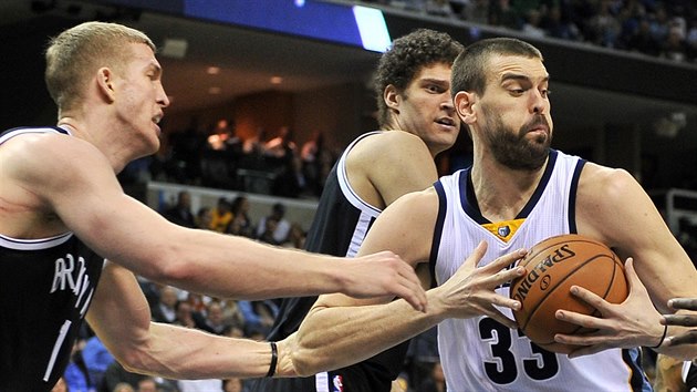 Marc Gasol (v blm) z Memphisu proti pesile Brooklynu, brn ho Mason Plumlee (vlevo) a Brook Lopez a pihl Deron Williams.