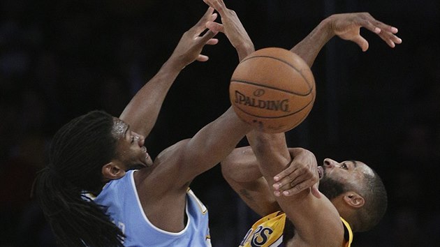 Kenneth Faried (vlevo) z Denveru blokuje pokus Wayna Ellingtona z LA Lakers.