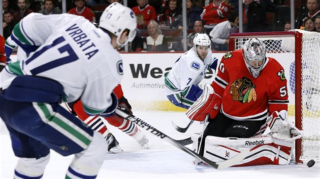 Radim Vrbata z Vancouveru stl na branku Coreyho Crawforda z Chicaga.