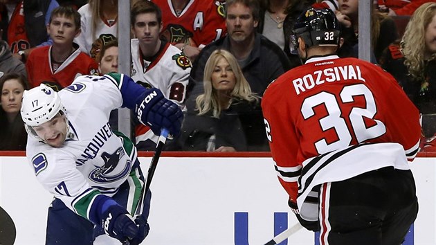 Radim Vrbata (vlevo) z Vancouveru pl, puk se pokou zablokovat Michal Rozsval z Chicaga.