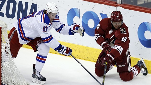 Martin Erat (10) z Arizony je sice na kolenou, pesto pehrl Johna Moora z NY Rangers.