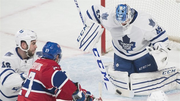 Jonathan Bernier z Torotna vychytal Alexe Galchenyuka z Montrealu - i proto, e s obrannm zkrokem pispchal Roman Polk (vlevo).