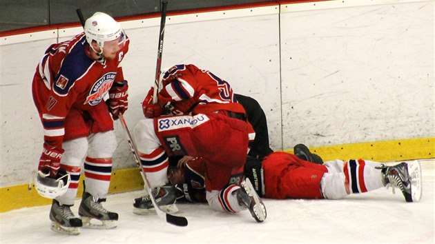 Havlkobrodt hokejist se shlukli kolem zrannho Tome Semrda a sna se mu pomoci.