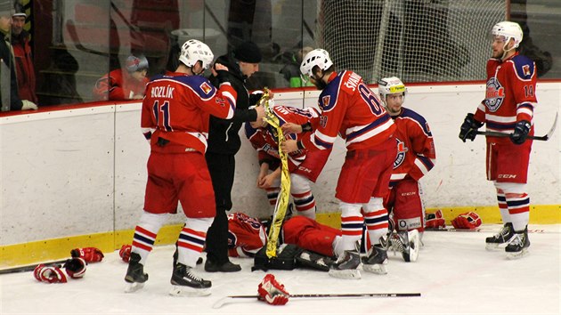 Havlíčkobrodští hokejisté se shlukli kolem zraněného Tomáše Semráda a snaží se mu pomoci.