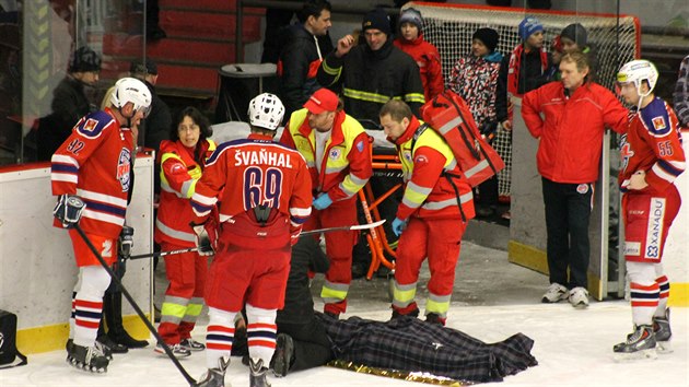 Havlíčkobrodský hokejista Tomáš Semrád se zranil v utkání s Prostějovem a míří do nemocnice.
