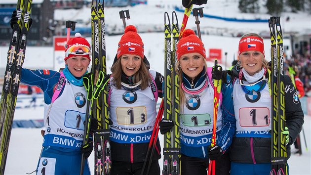 Veronika Vtkov, Jitka Landov, Gabriela Soukalov a Eva Puskarkov (zleva) po vtzn tafet Svtovho pohru v Norsku.